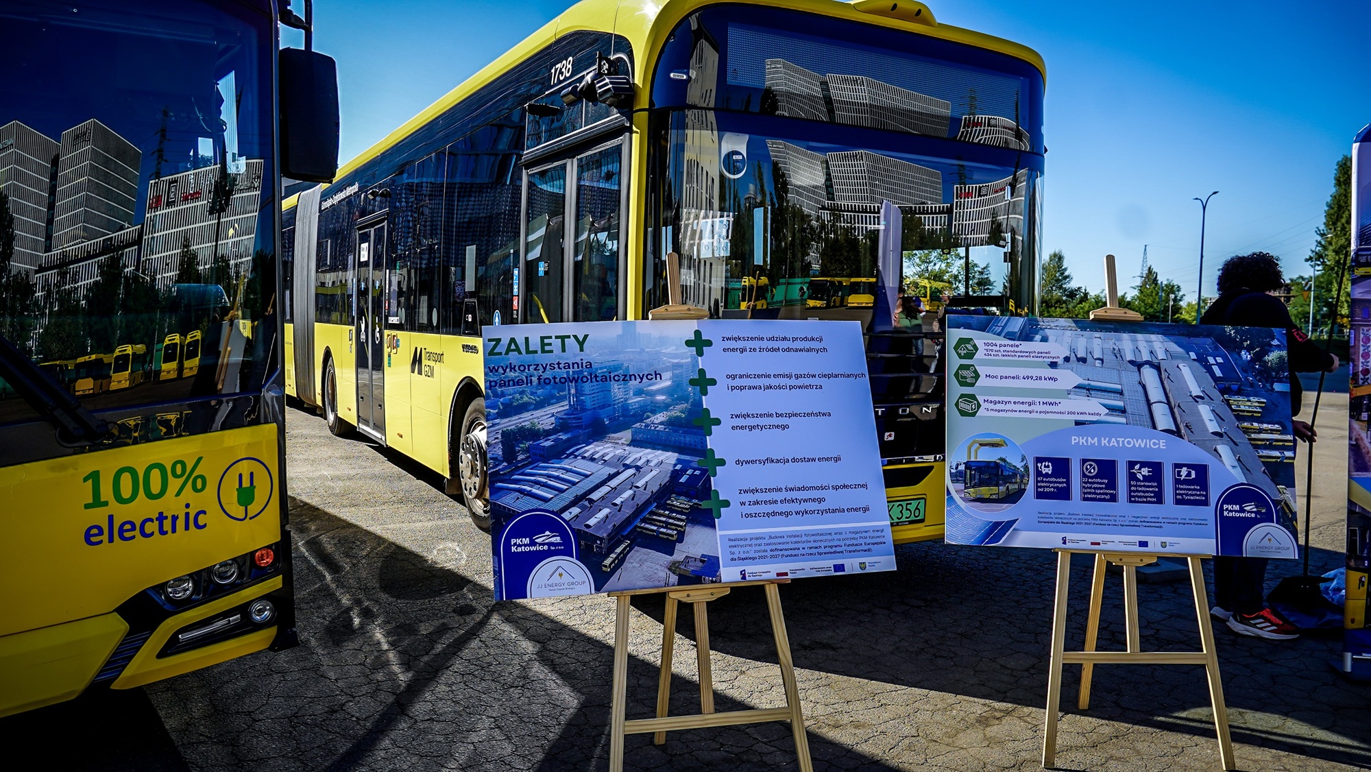 Ponad tysiąc paneli już na dachu PKM Katowice. Zajezdnia będzie produkować własną energię (1).jpg