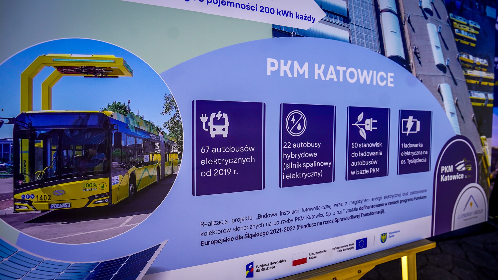 Ponad tysiąc paneli już na dachu PKM Katowice. Zajezdnia będzie produkować własną energię (2).jpg