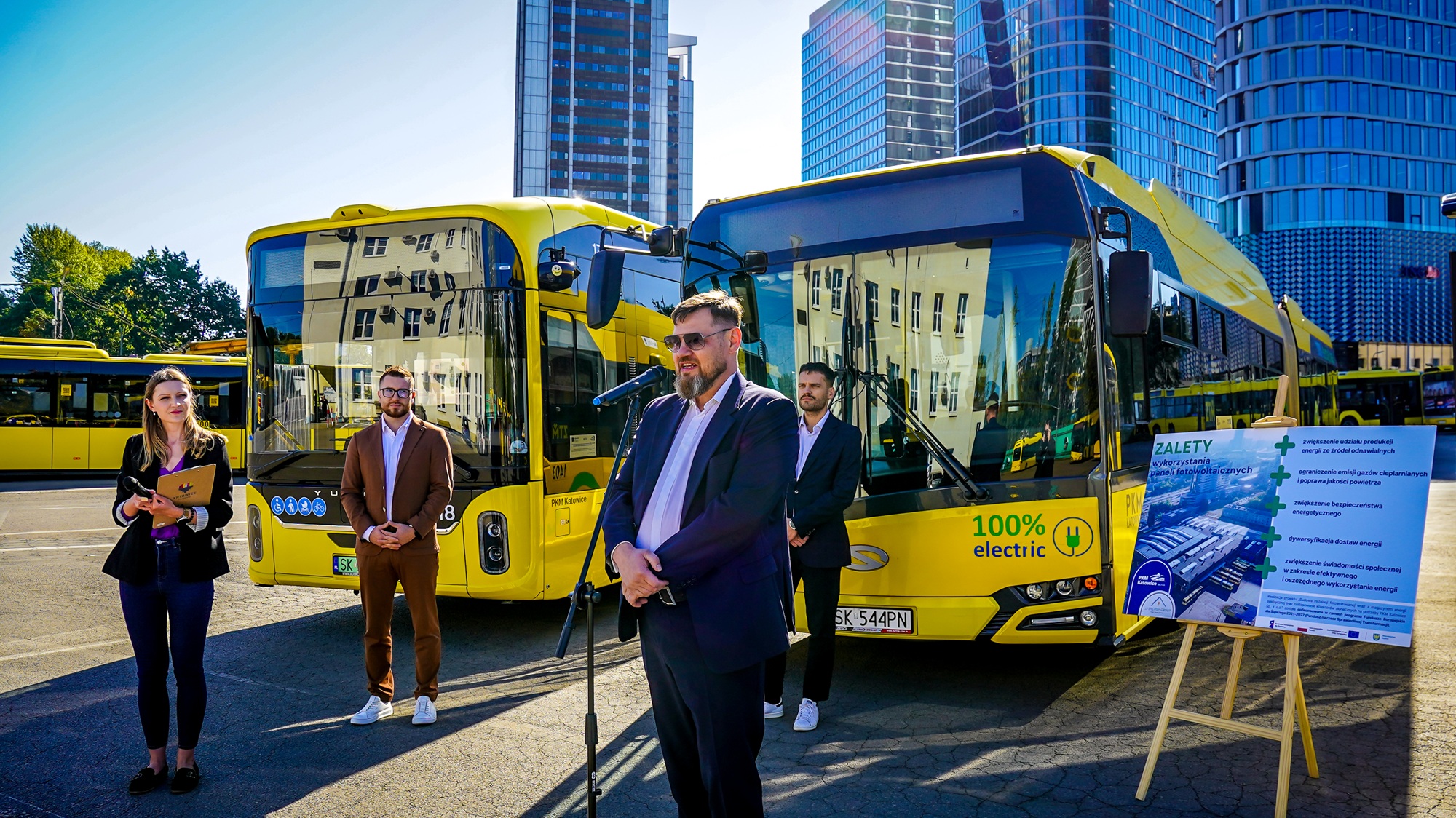 Ponad tysiąc paneli już na dachu PKM Katowice. Zajezdnia będzie produkować własną energię (3).jpg