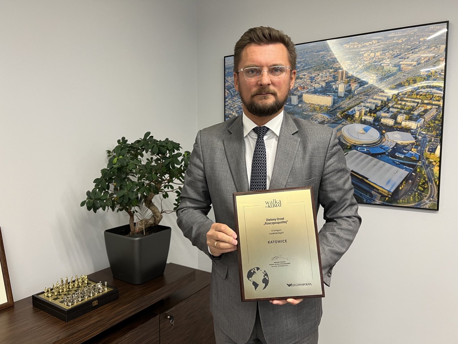Prezydent Marcin Krupa z nagrodą Zielony Orzeł Rzeczpospolitej Fot. UMK.jpg