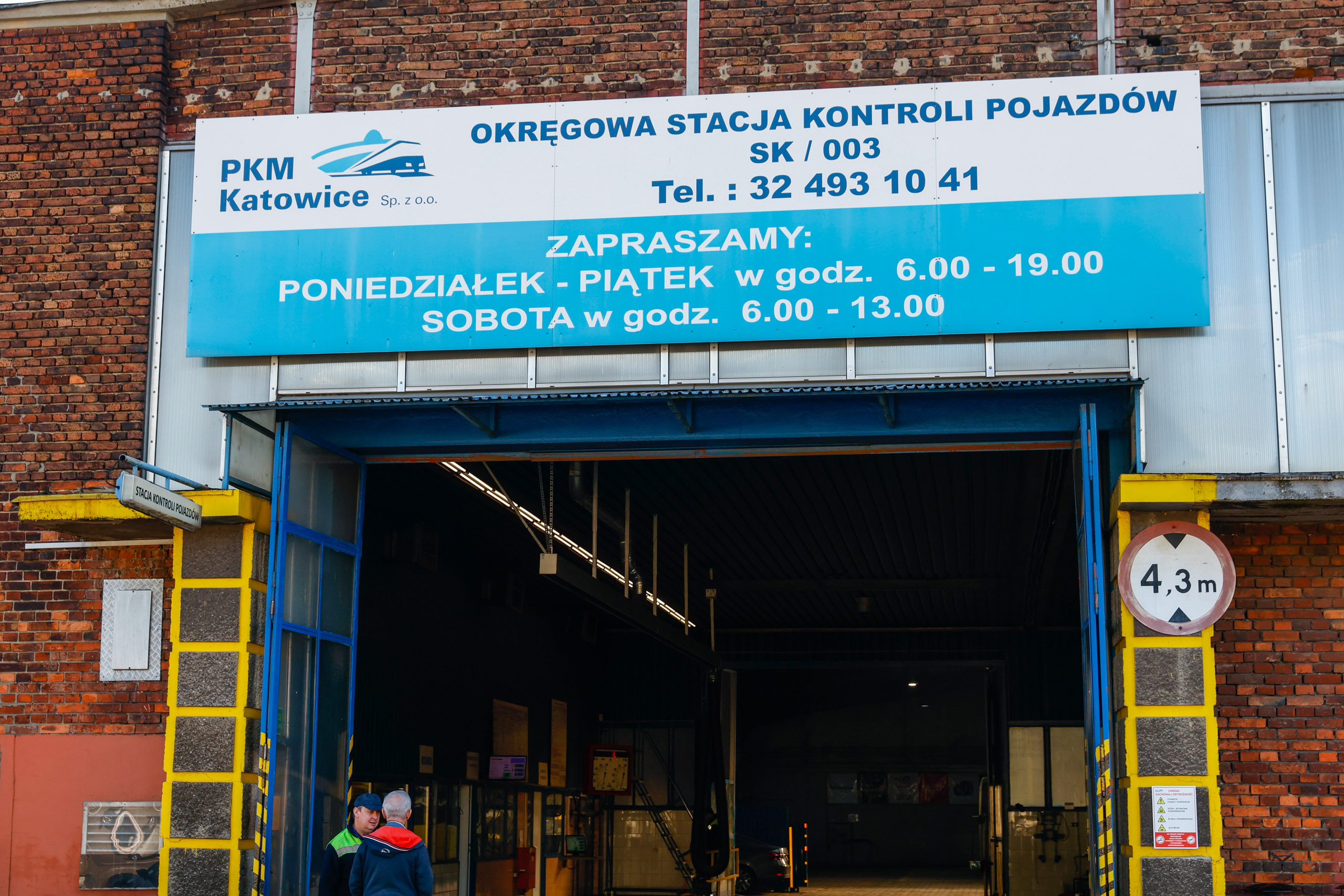 Stacja Kontroli Pojazdów PKM Katowice przy ul. Mickiewicza 59 zaprasza na sprawdzenie świateł. Fot. KAW.jpg