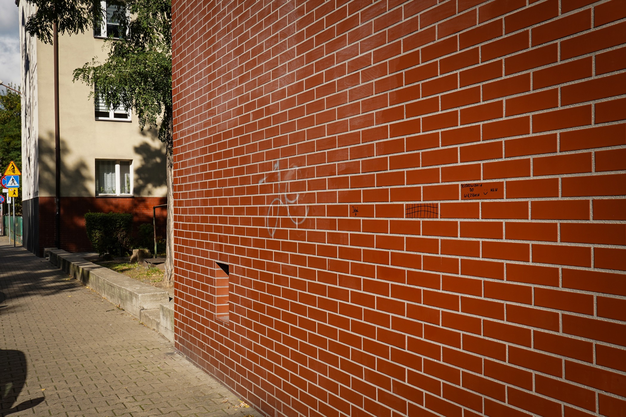 Wandale dewastują katowickie budynki 02.jpg