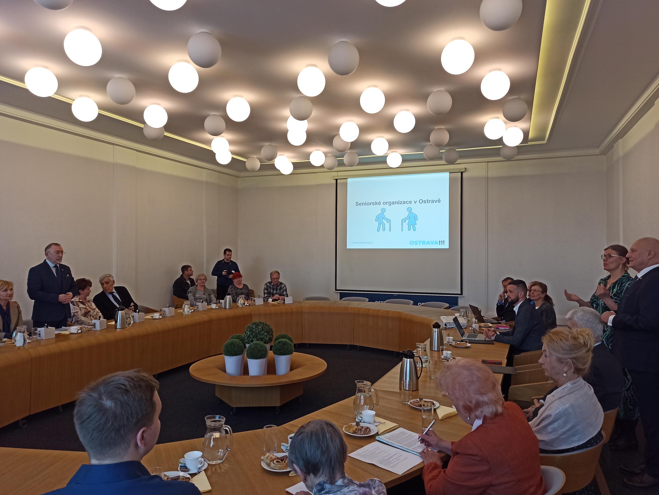 delegacja z Katowic w Ostrawie, spotkanie nt polityki senioralnej.jpg