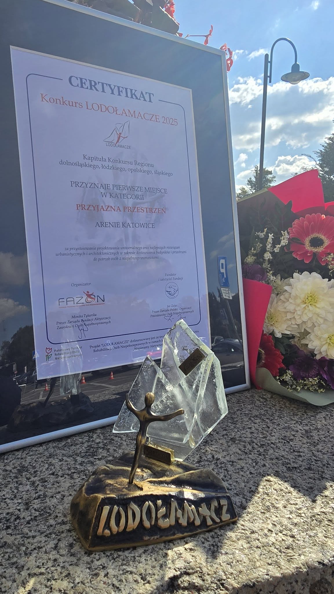 Statuetka i dyplom dla Areny Katowice.jpg