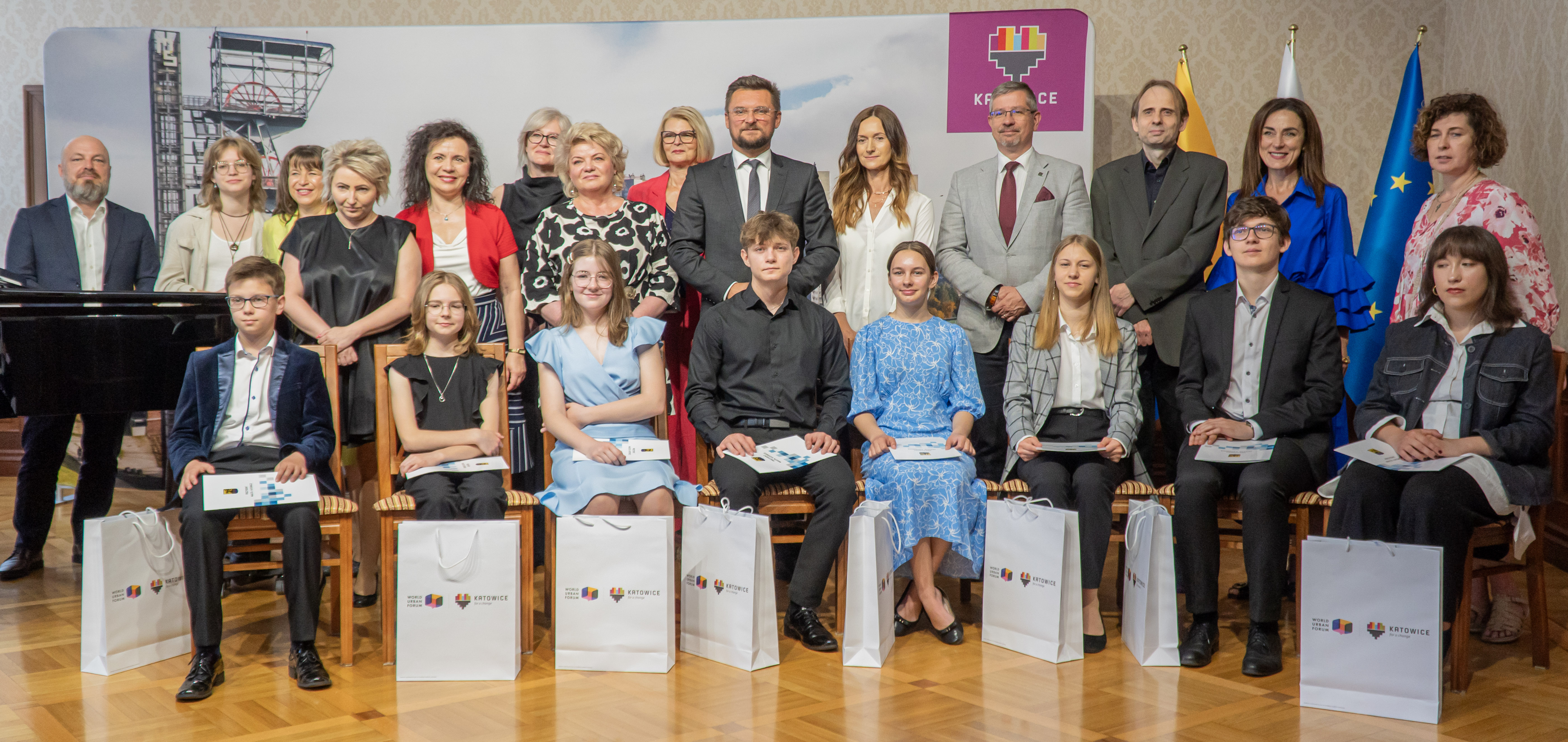 Tegoroczni laureaci z opiekunami i prezydentem Katowic_fot. Kamil Kalkowski.jpg