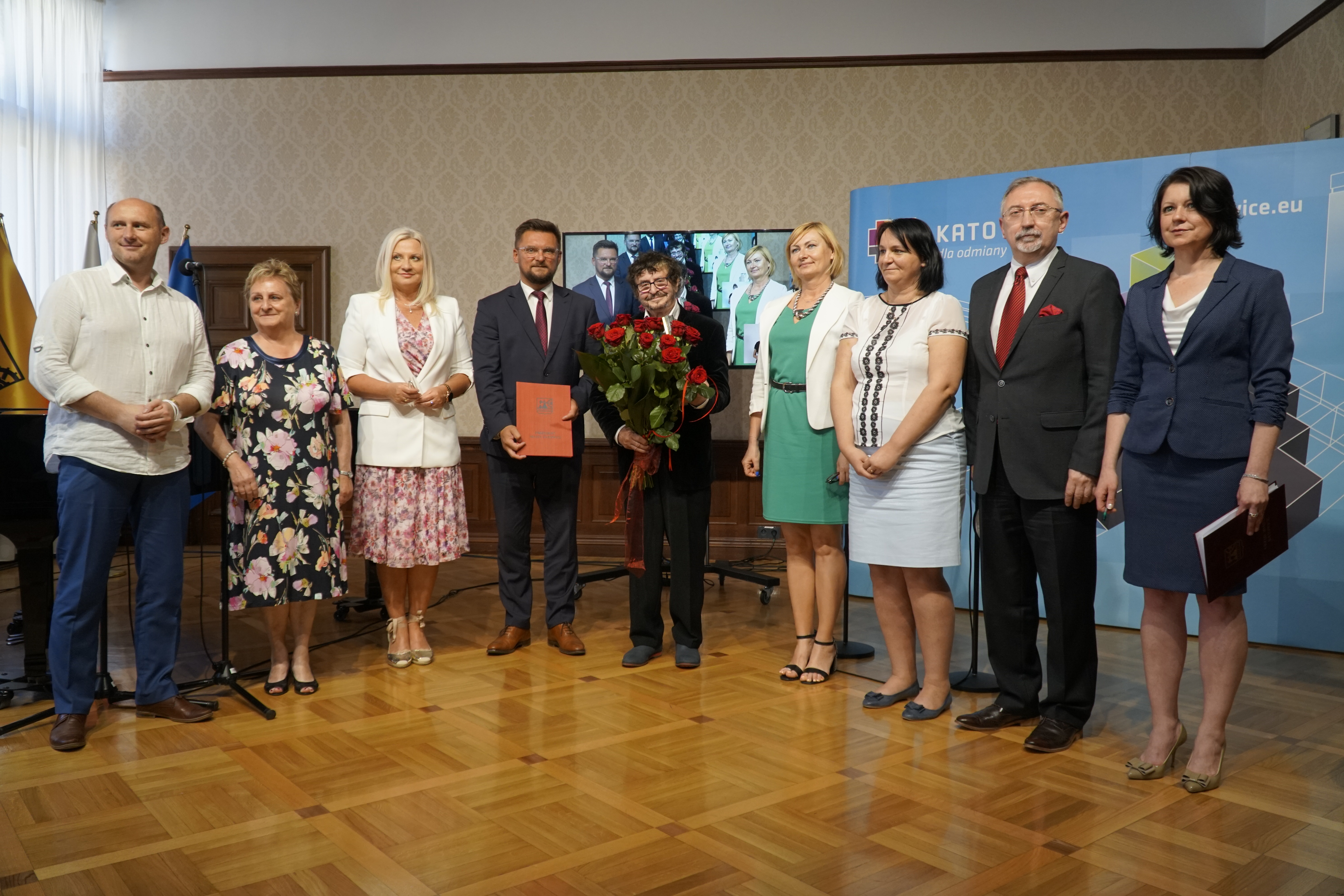 Laureat Nagrody za działalnosc charytatywną wraz z komisją.JPG